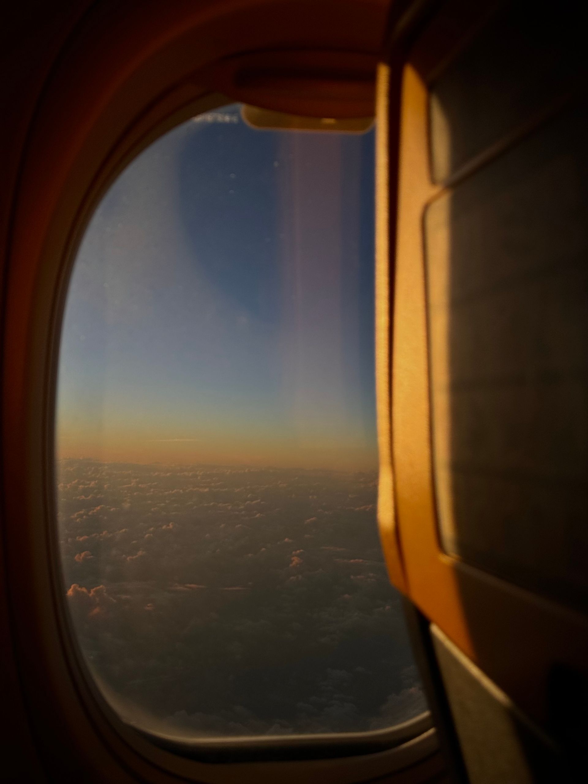 Vista desde la ventana del avión al atardecer