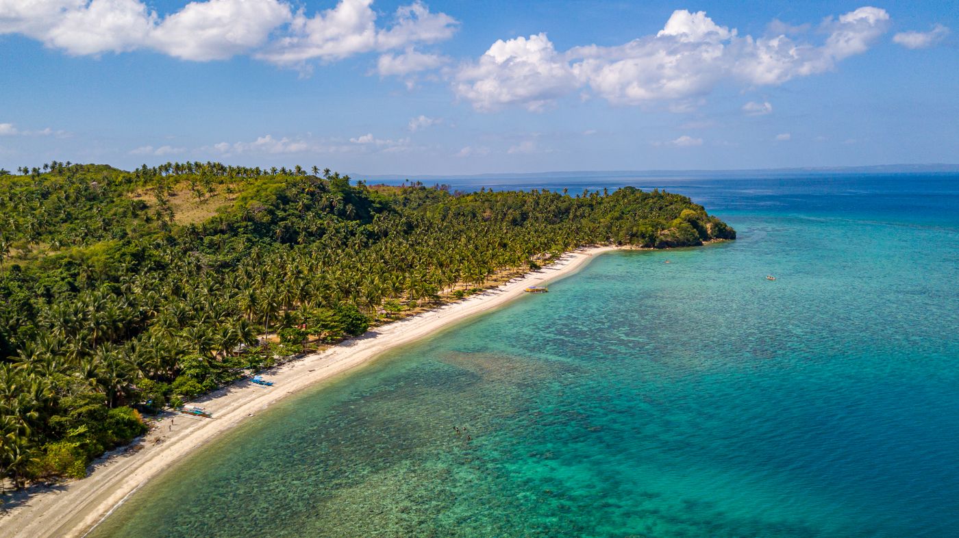 Playa de aguas turquesa y arrecife, parte de los paquetes de sol y playa de Kinturs