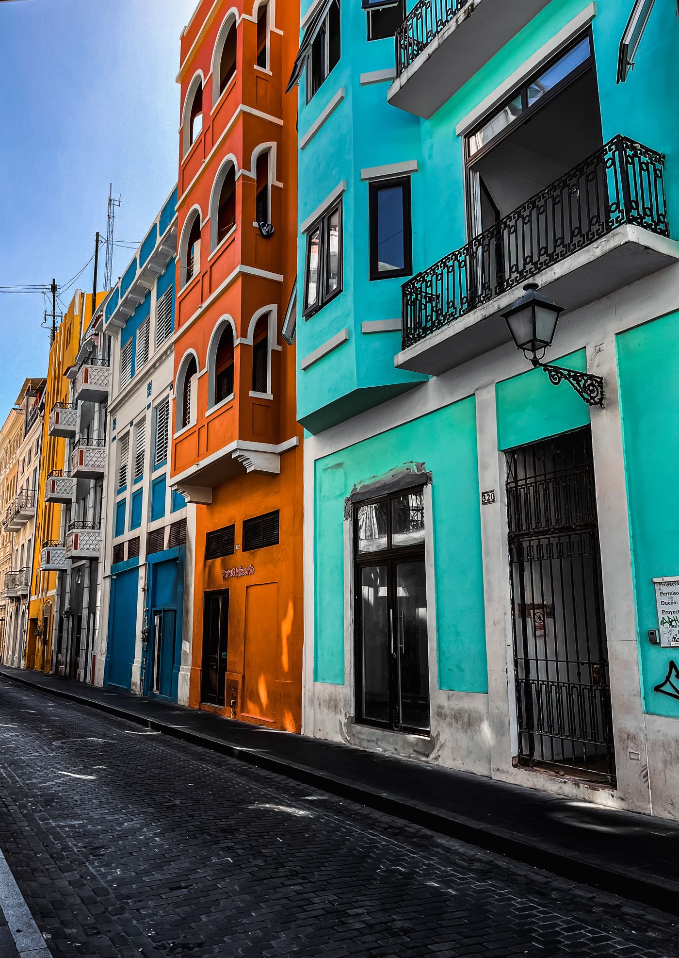 Calle colorida de arquitectura colonial, uno de los destinos culturales de Kinturs