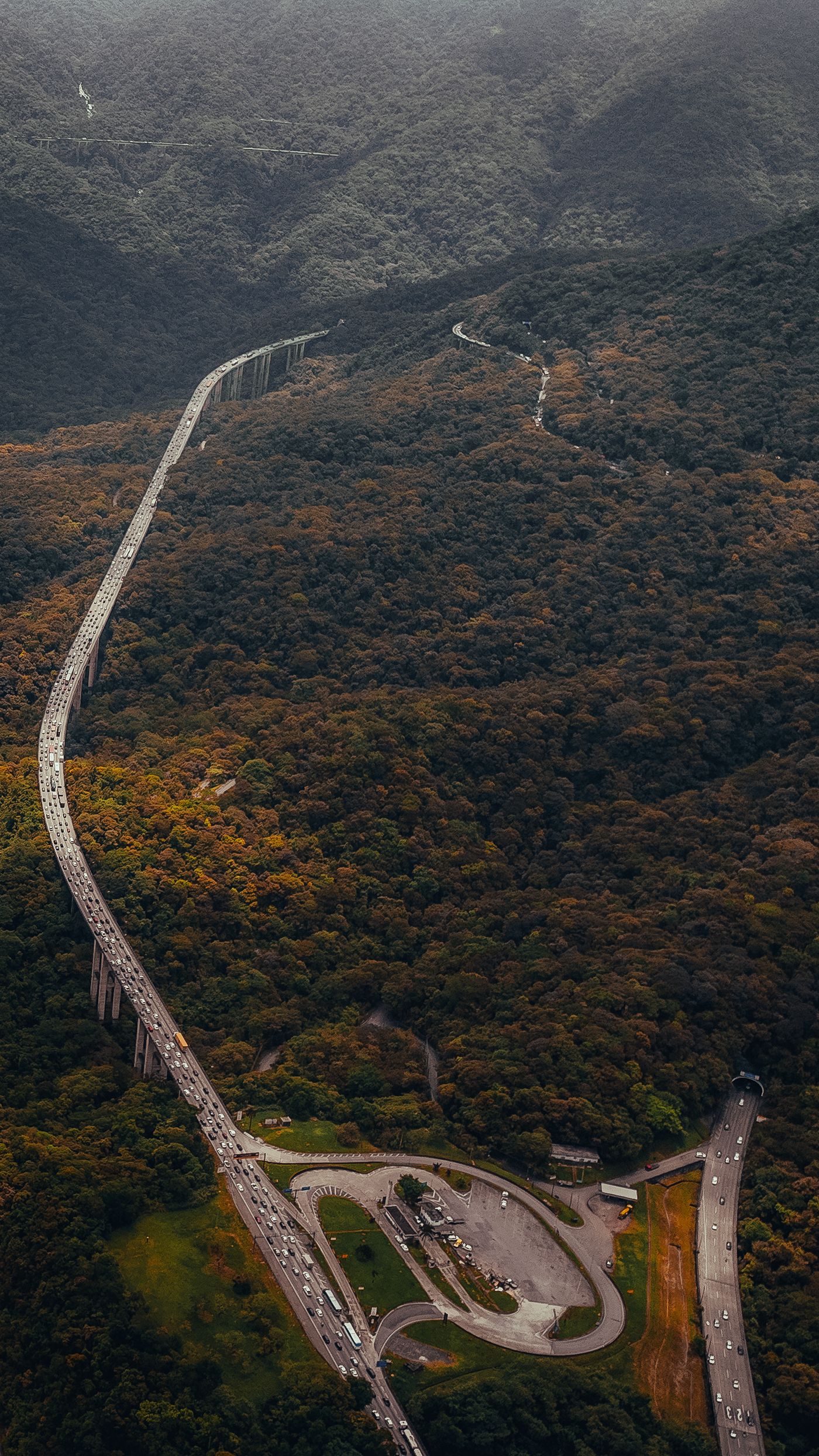 Carretera panorámica de montaña, ideal para los planes terrestres de Kinturs